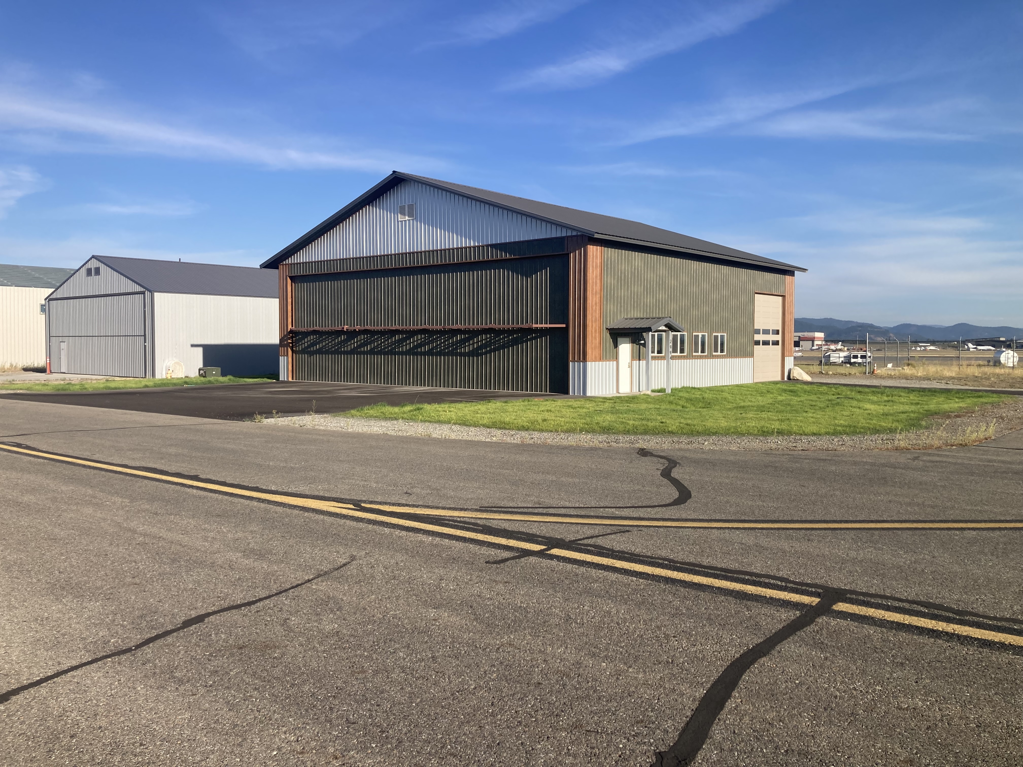 Hangar_2994_with_grass.jpg