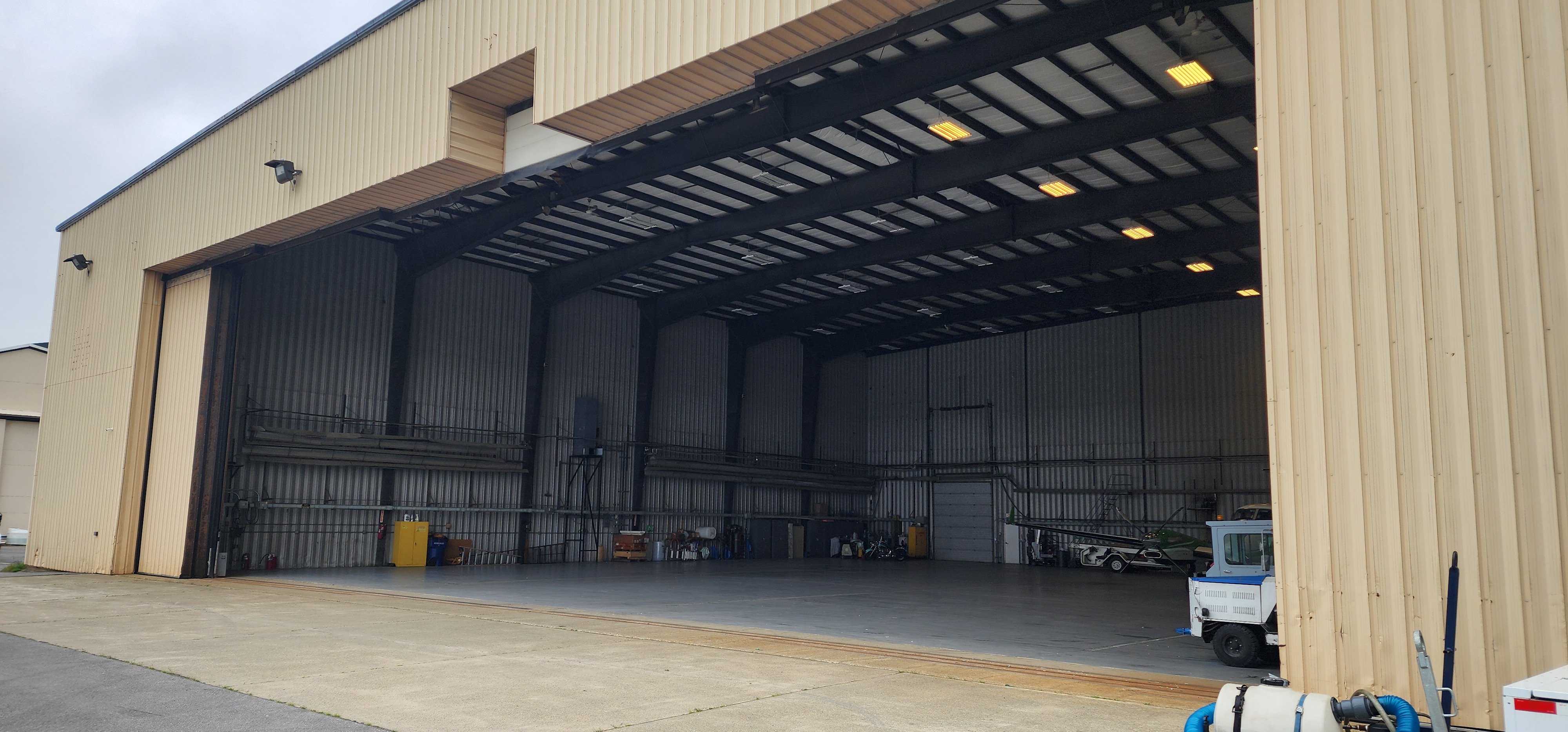 Hangar_3_door_front_inside_2.jpg