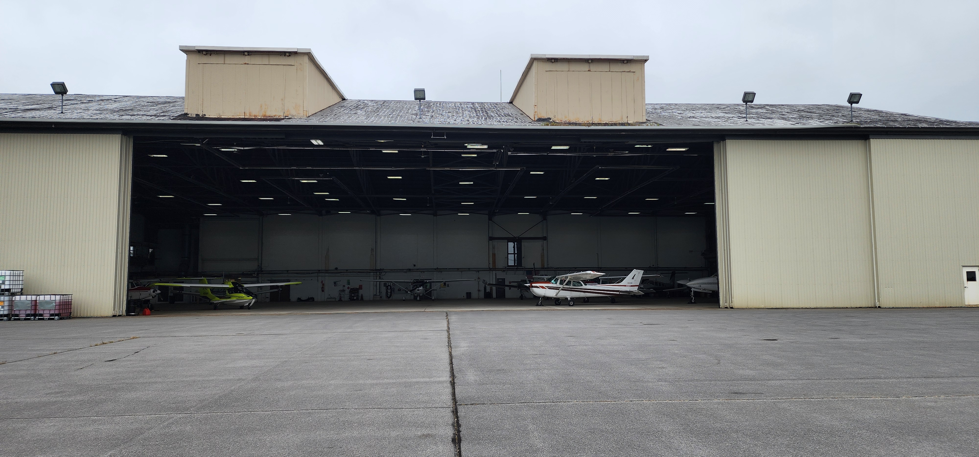 Hangar in j