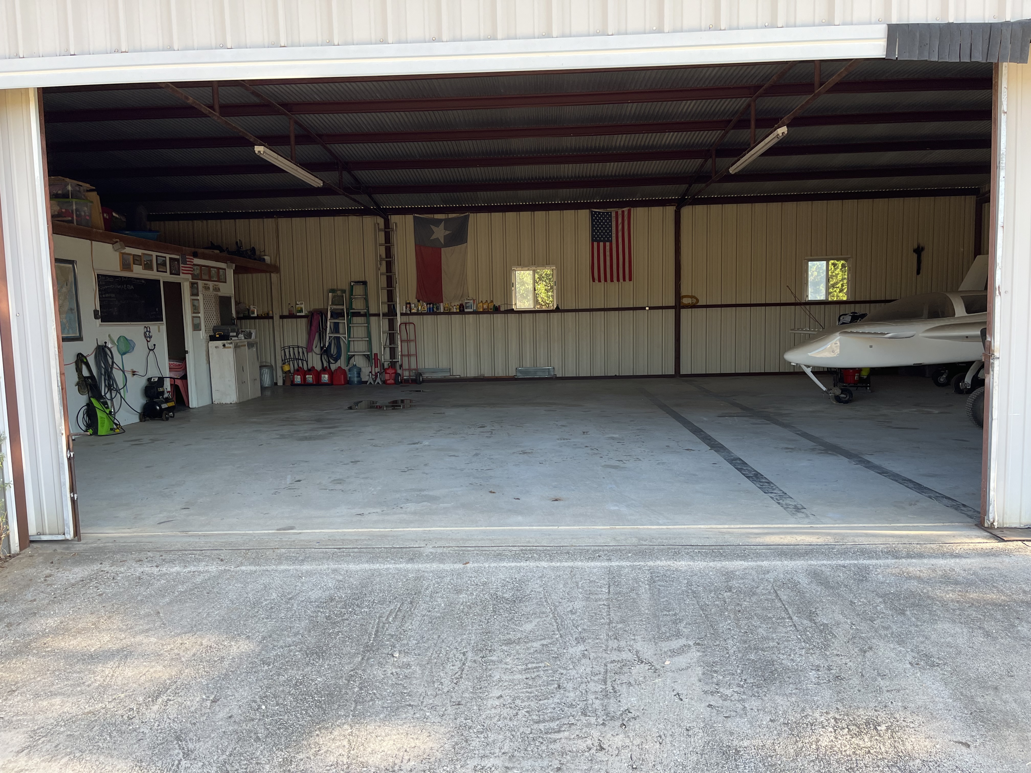 Hangar in t