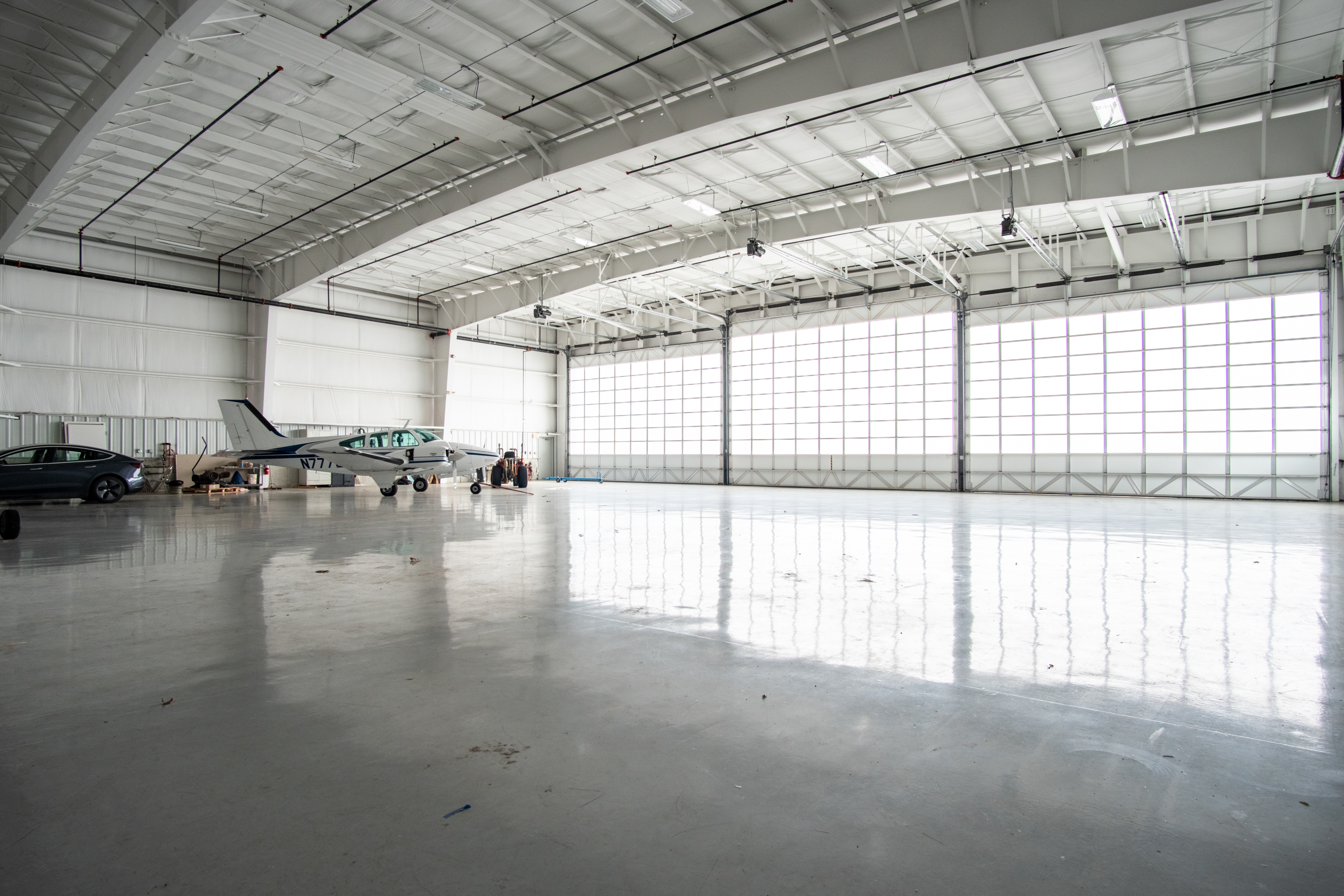 Hangar in f