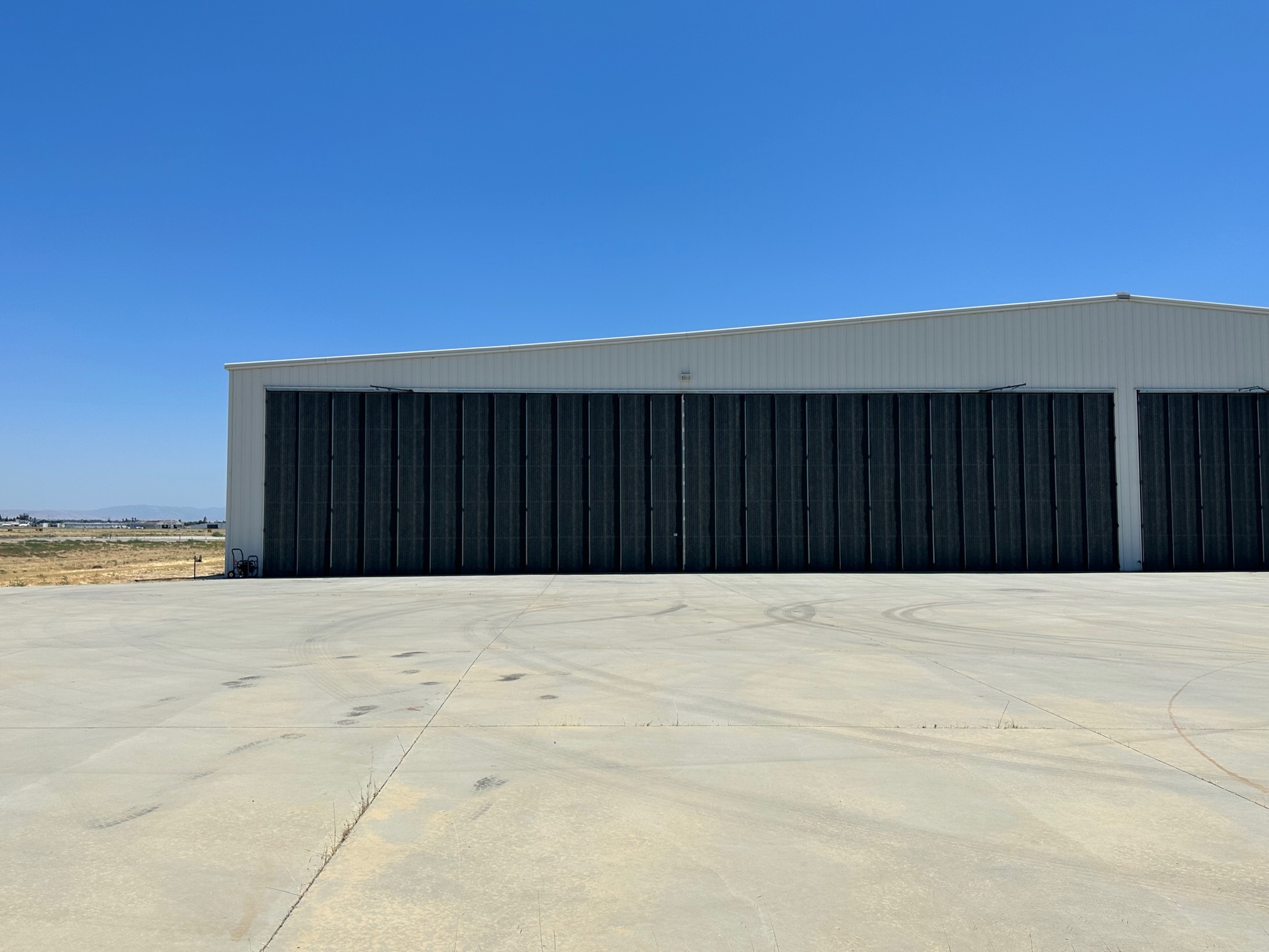 Hangar in f