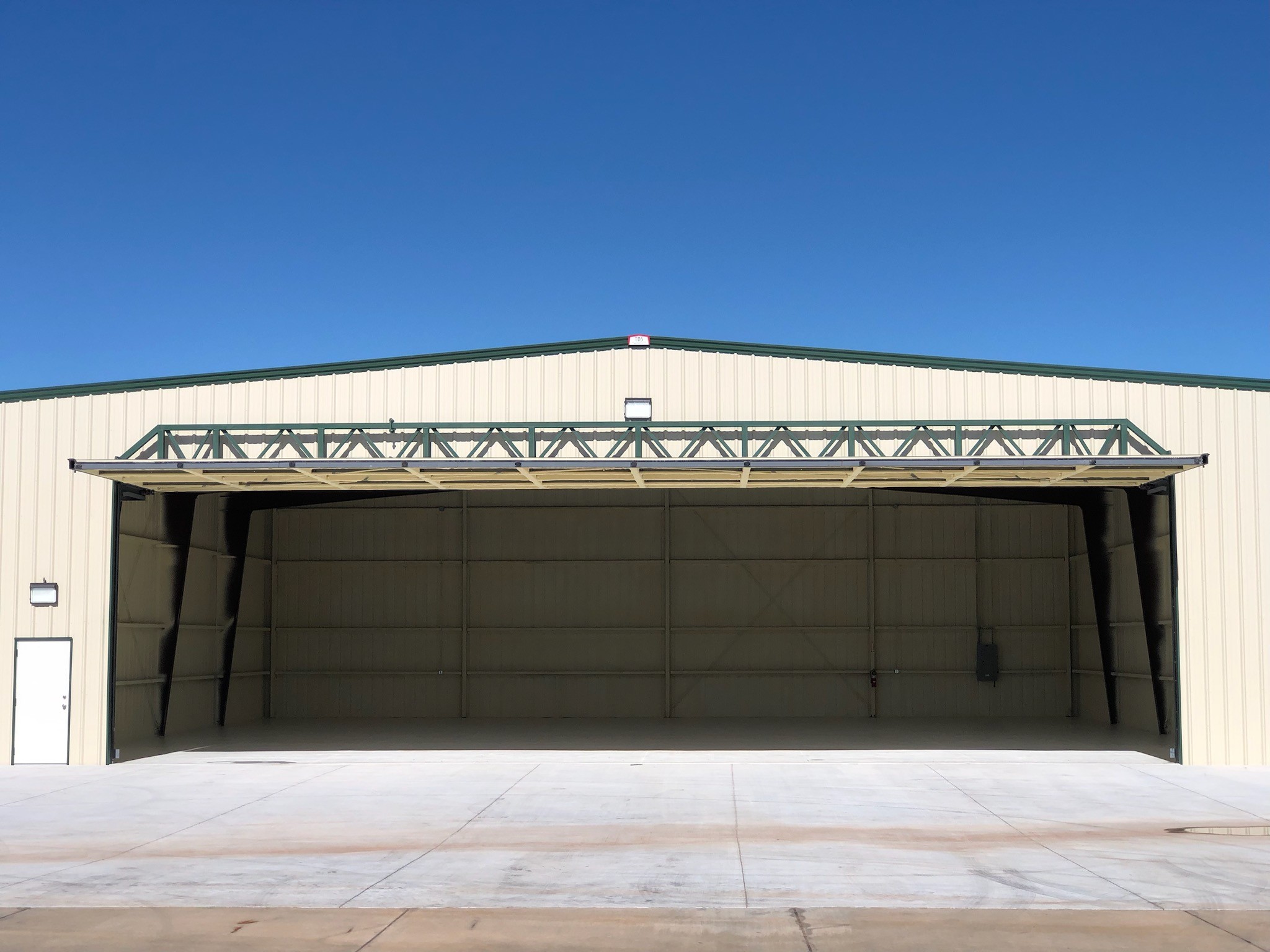 Hangar in f