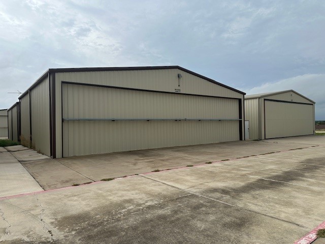 Hangar in T