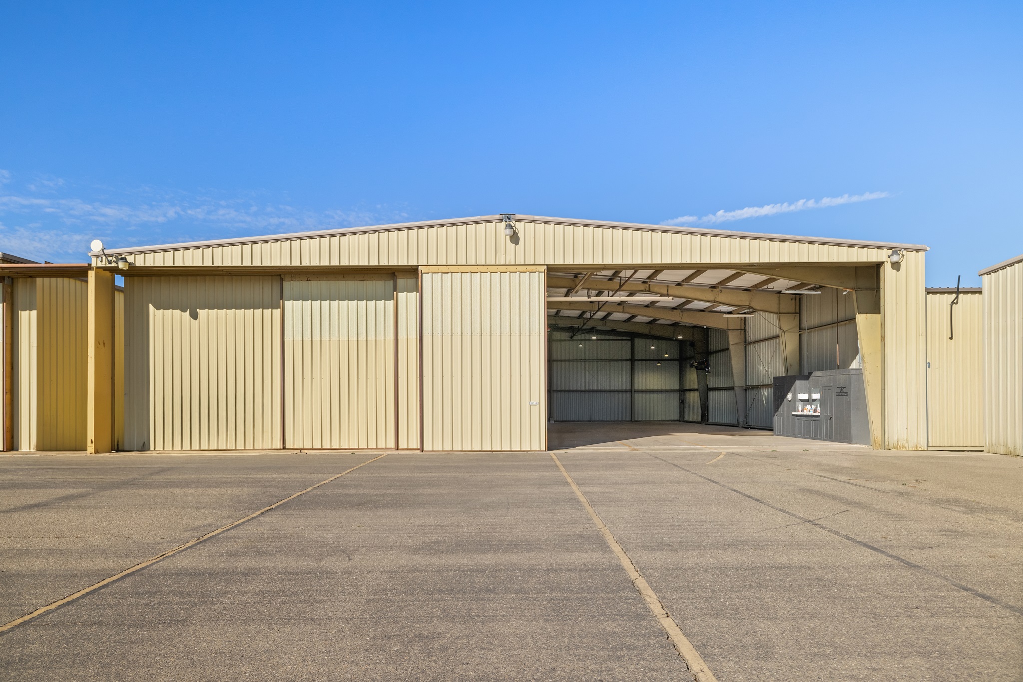 Hangar in f