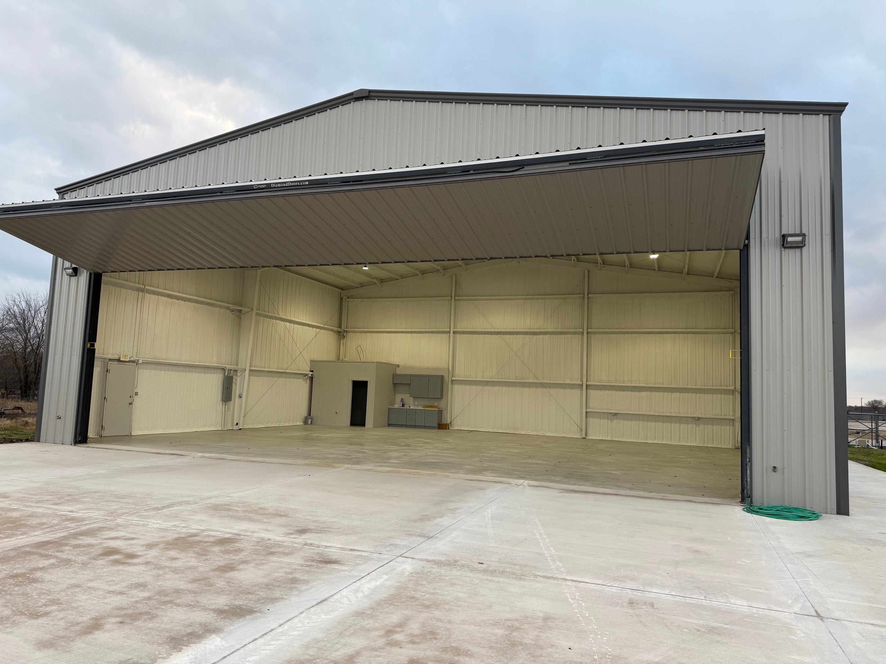 Hangar in T